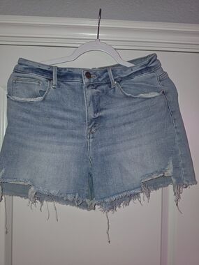 Risen Light Wash Denim Frayed Hem Women's Shorts